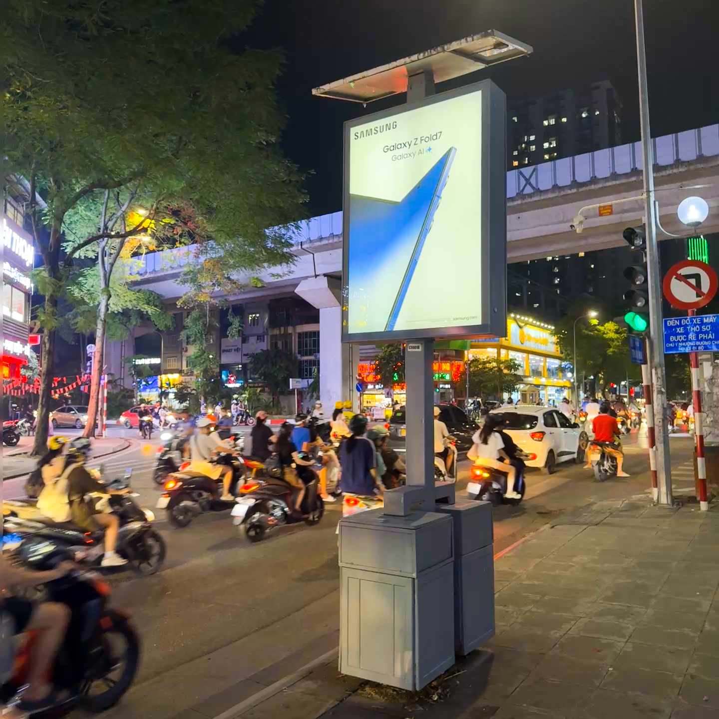 Poster Samsung trên Lightbox GODA