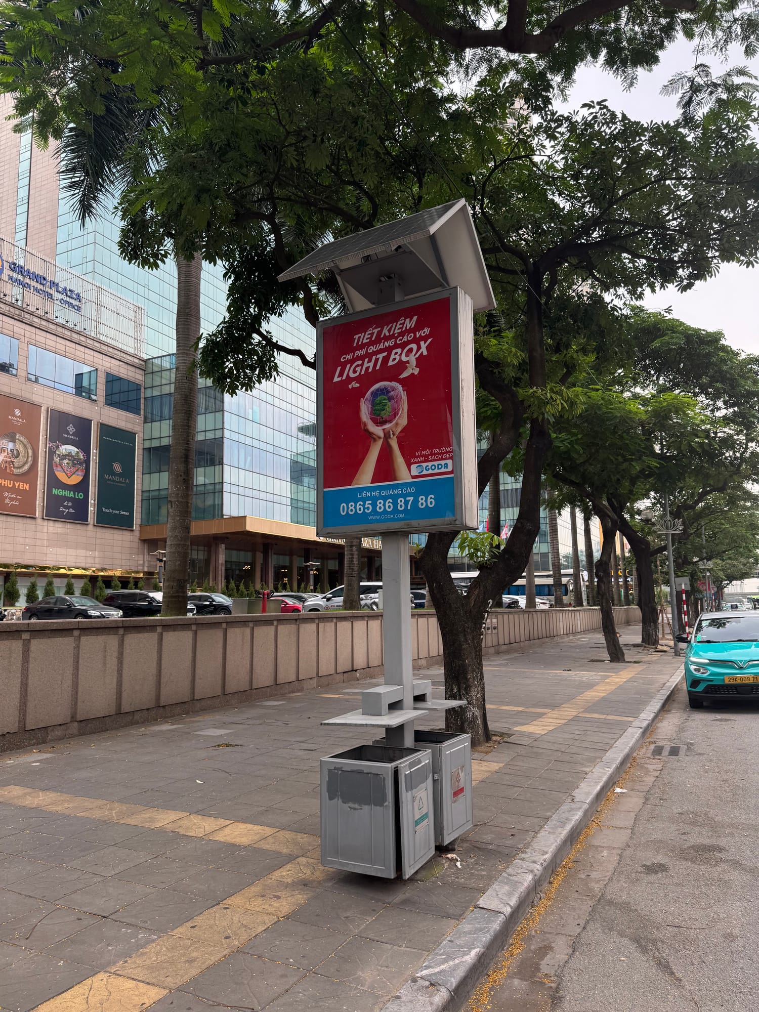 GODA — Hậu trường lắp đặt & bảo trì — Lắp đặt · Thay poster · Vệ sinh