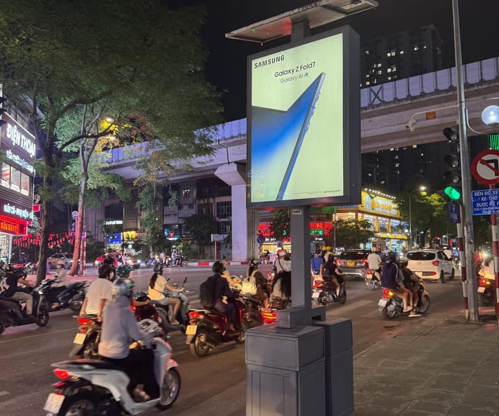 Lightbox GODA sáng đèn giữa dòng xe cộ buổi tối ở Hà Nội